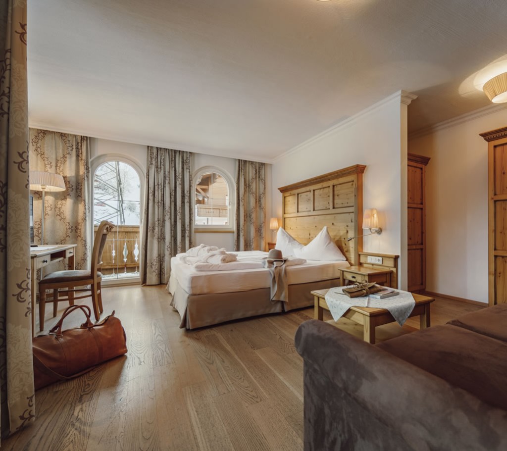 Doppelbett, Wohnbereich mit Couch und eigener Balkon im Turmzimmer